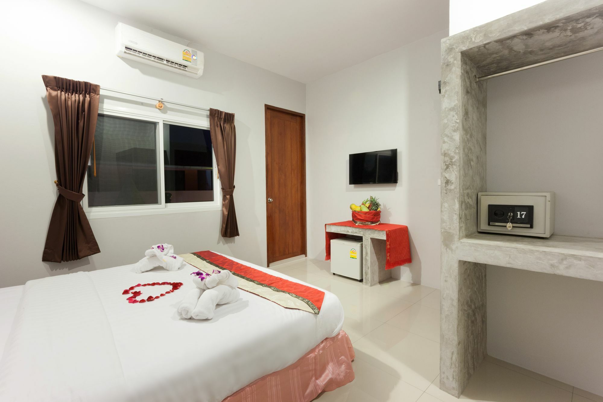 Freedom Hotel Patong Extérieur photo