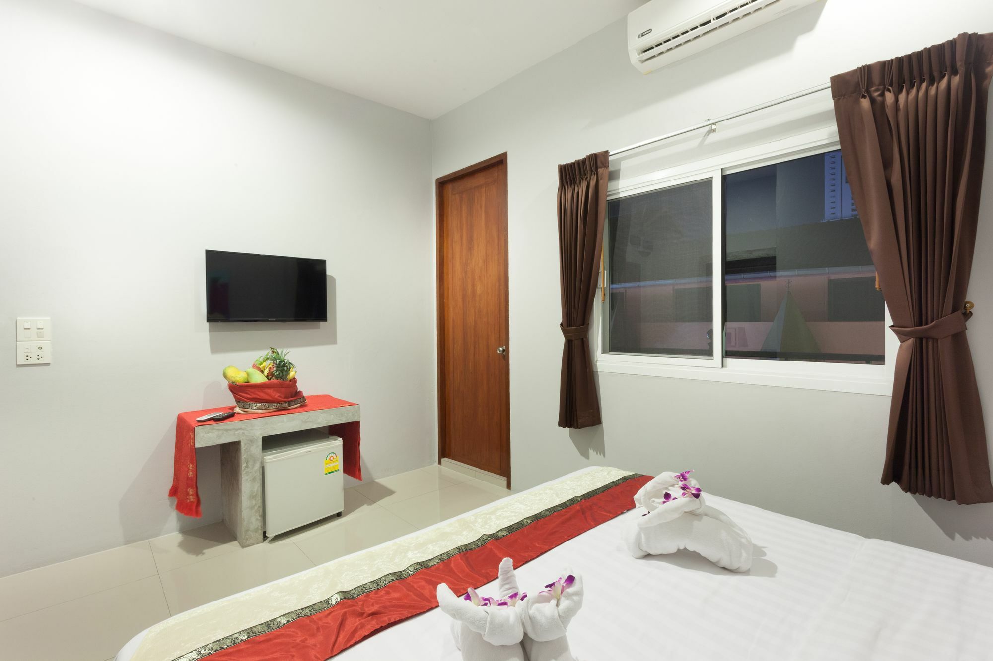 Freedom Hotel Patong Extérieur photo