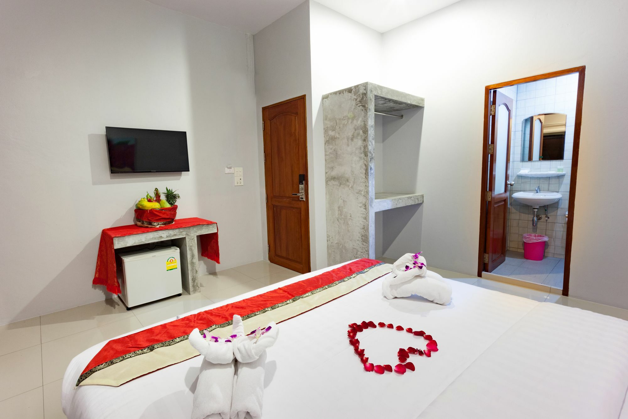 Freedom Hotel Patong Extérieur photo